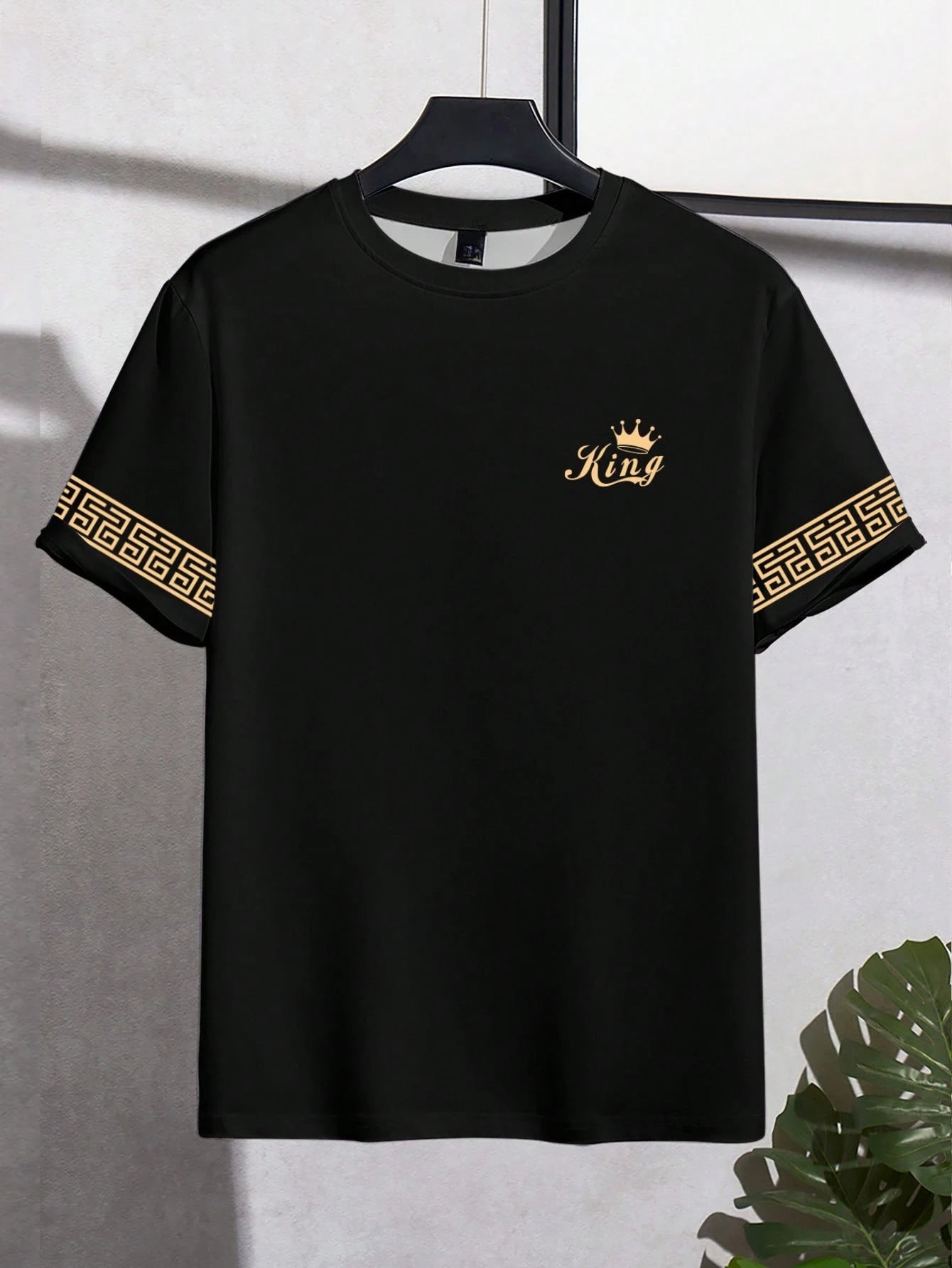 Camiseta Masculina Preta e Dourada com Estampa "King" - Luxo e Personalidade