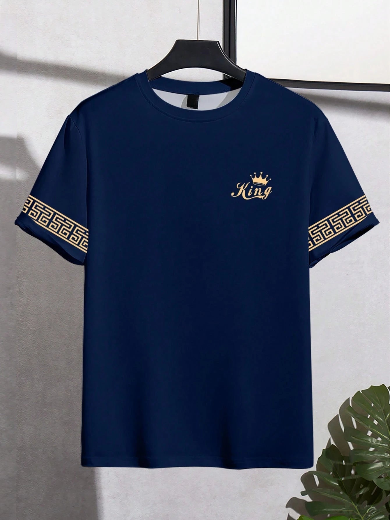 Camiseta Masculina Preta e Dourada com Estampa "King" - Luxo e Personalidade