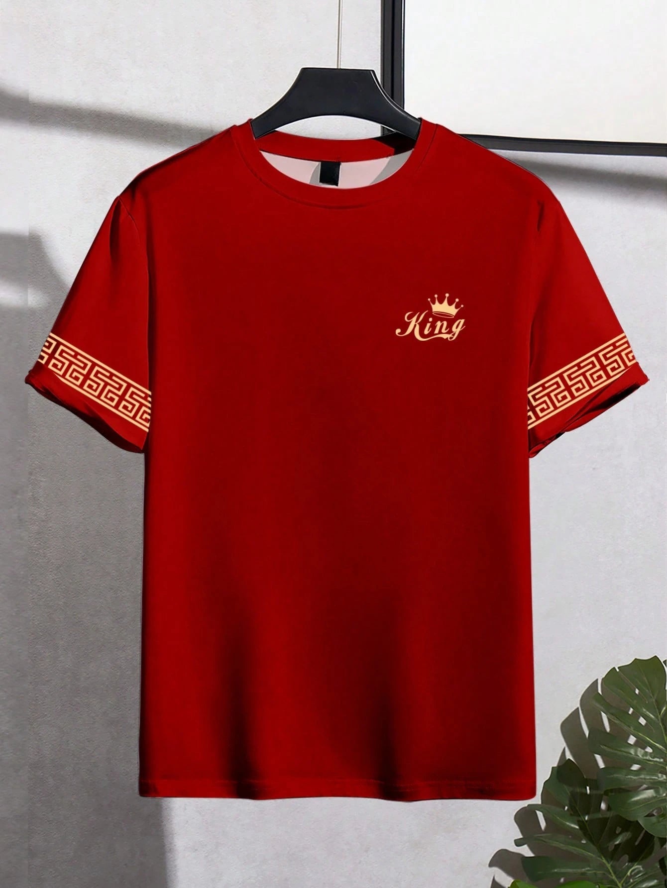 Camiseta Masculina Preta e Dourada com Estampa "King" - Luxo e Personalidade