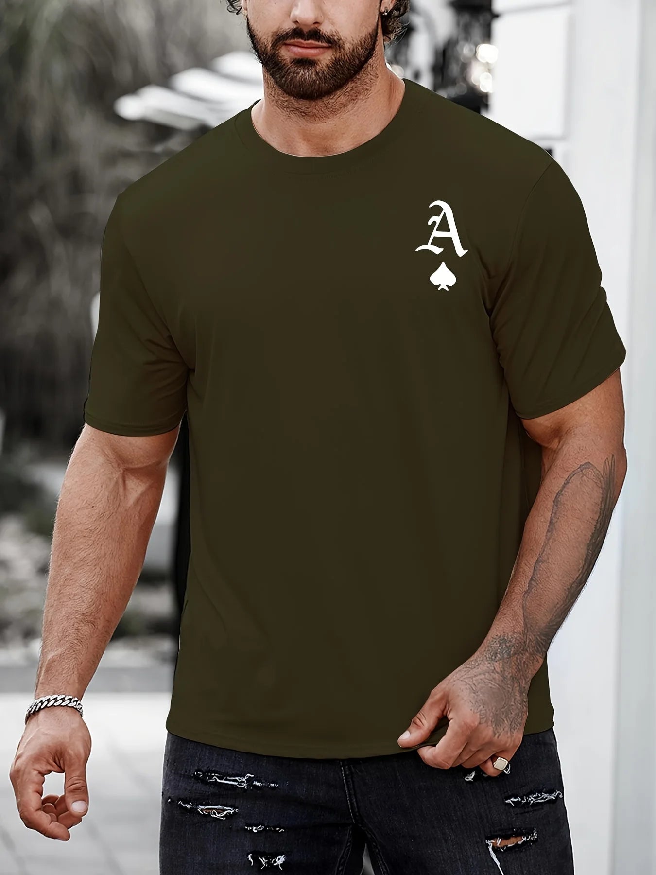 Camiseta Masculina Preta e Dourada com Estampa "King" - Luxo e Personalidade