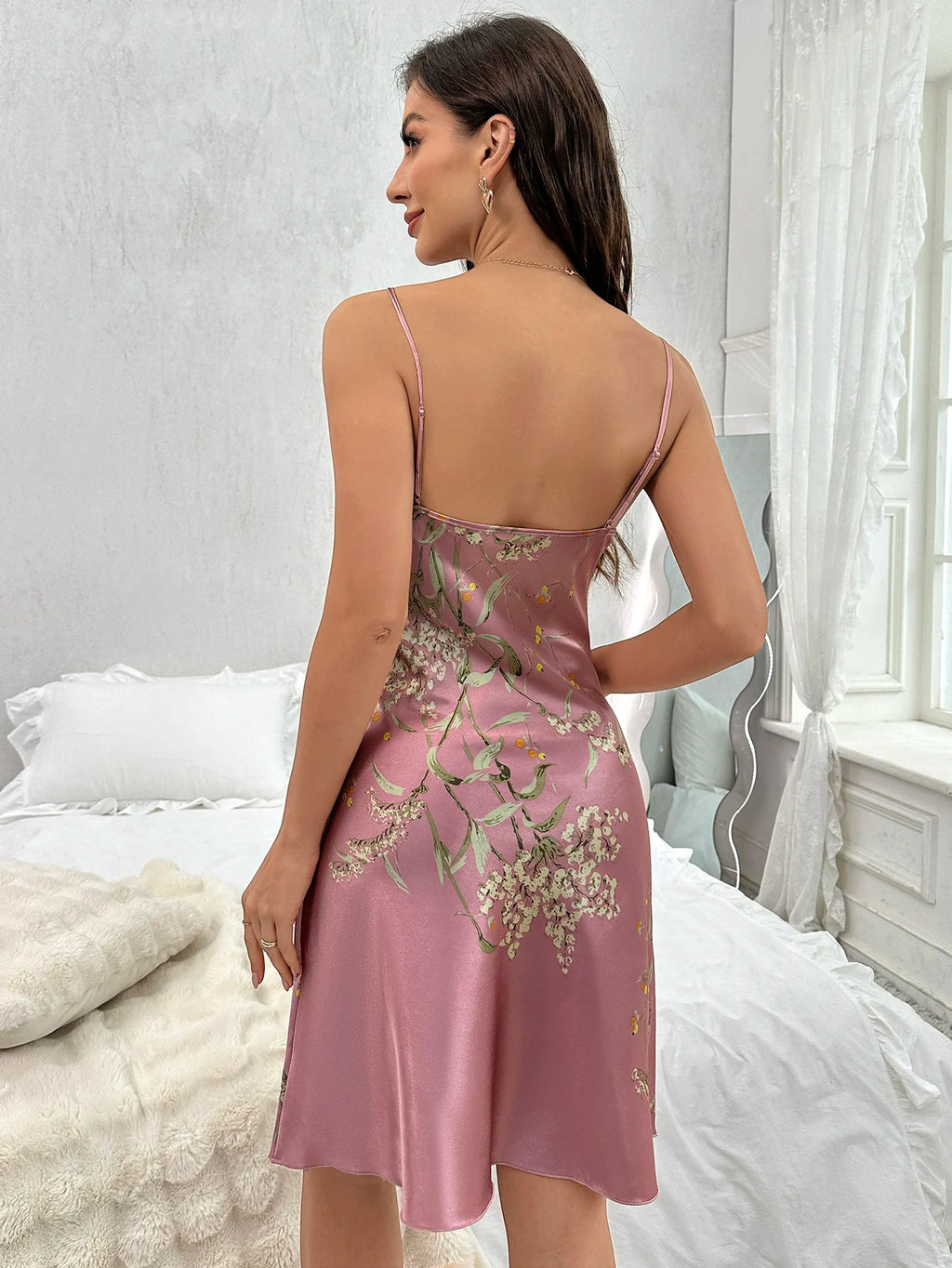 Camisola Feminina Floral com Decote V e Alças Finas - Sleepwear Sexy